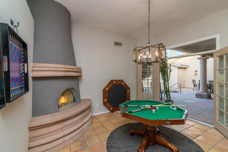 Salle de séjour élégante avec mobilier moderne dans un appartement à Building East Aster Drive - redawning - 1255445 - USA à Scottsdale, Scottsdale