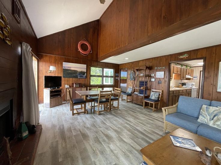 Hatteras, Hatteras에 위치한 Building Elizabeth Avenue - redawning - 1255921 - USA 아파트의 세련된 인테리어가 돋보이는 거실 Hatteras, Hatteras에 위치한 Building Elizabeth Avenue - redawning - 1255921 - USA 아파트의 세련된 인테리어가 돋보이는 거실