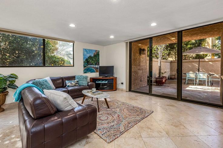 Sala de estar elegantemente projetada com móveis modernos em um apartamento no Building Torrey Pines Road - redawning - 1255615 - SAN em San Diego, San Diego