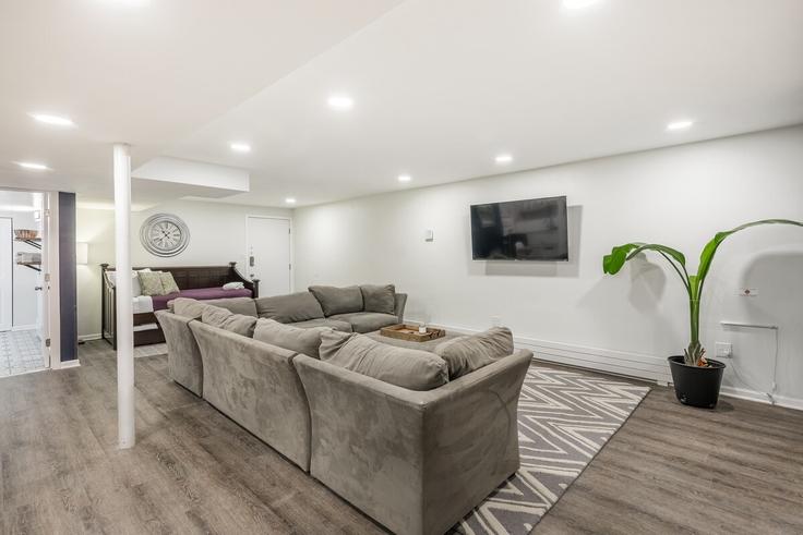 Elegante sala de estar con mobiliario moderno en un apartamento en Building South Hoyne Avenue - redawning - 1255620 - CHI en Chicago, Chicago