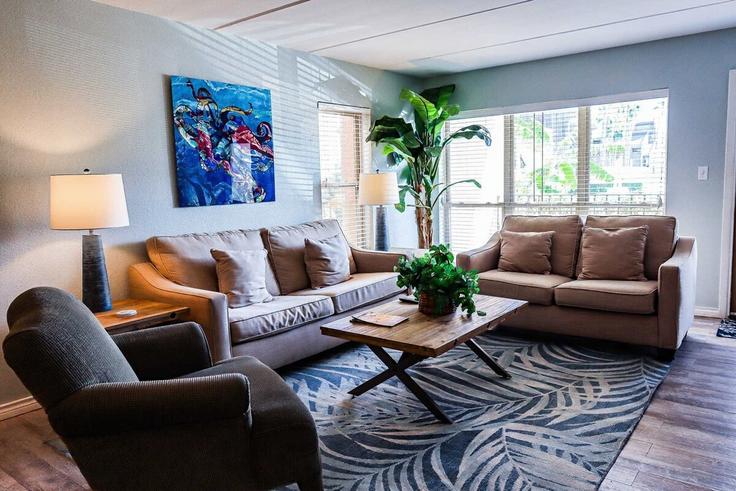 Salle de séjour élégante avec mobilier moderne dans un appartement à Building Gulf Boulevard - redawning - 1255592 - USA à South Padre Island, South Padre Island