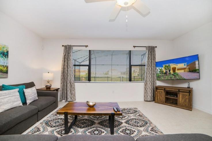 Sala de estar elegantemente projetada com móveis modernos em um apartamento no Building Victoria Drive - redawning - 1289445 - MCO em Davenport, Davenport