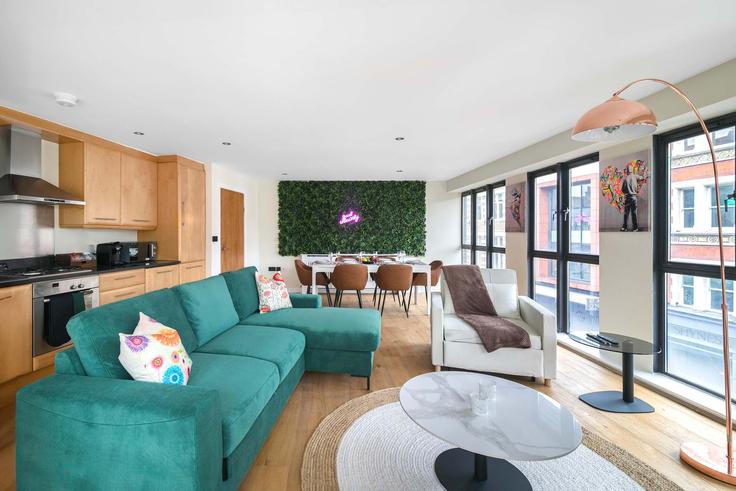 Elegante sala de estar con mobiliario moderno en un apartamento en Building Rufus Street - reddy-properties-limited-1 - 1640206 en London Borough of Hackney, London Elegante sala de estar con mobiliario moderno en un apartamento en Building Rufus Street - reddy-properties-limited-1 - 1640206 en London Borough of Hackney, London