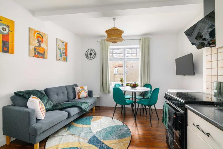 Elegant gestaltetes Wohnzimmer mit moderner Einrichtung in einer Wohnung im Building Cheshire Street - reddy-properties-limited-1 - 1640205 in London Borough of Tower Hamlets, London