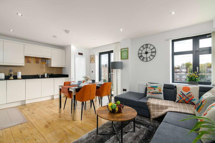 Salle de séjour élégante avec mobilier moderne dans un appartement à Building Hoxton Street - reddy-properties-limited-1 - 1640189 à London Borough of Hackney, London Salle de séjour élégante avec mobilier moderne dans un appartement à Building Hoxton Street - reddy-properties-limited-1 - 1640189 à London Borough of Hackney, London