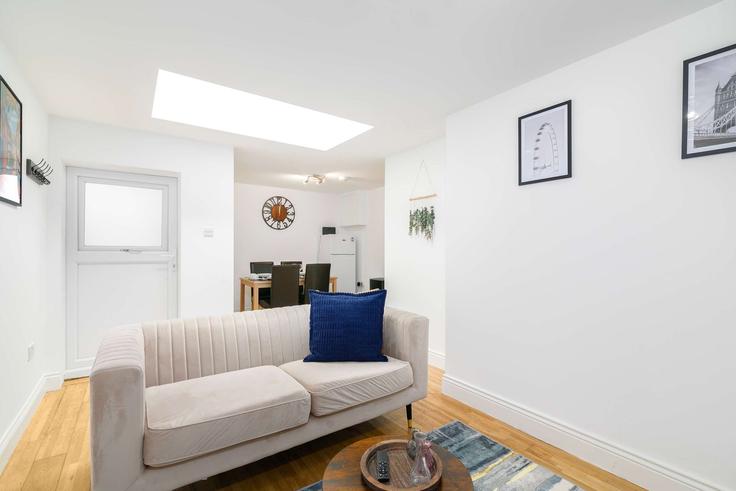 Salle de séjour élégante avec mobilier moderne dans un appartement à Building Hoxton Street - reddy-properties-limited-1 - 1640198 à London Borough of Hackney, London Salle de séjour élégante avec mobilier moderne dans un appartement à Building Hoxton Street - reddy-properties-limited-1 - 1640198 à London Borough of Hackney, London