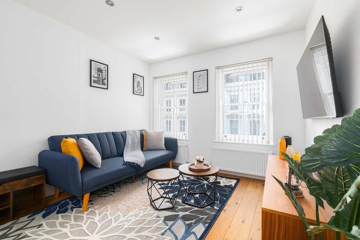 Building Bethnal Green Road - reddy-properties-limited-1 - 1640209 adresindeki bir dairede modern mobilyalarla zarif bir şekilde tasarlanmış oturma odası London Borough of Tower Hamlets, London