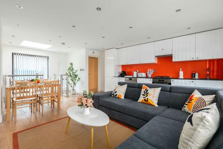 Building Baron Street - reddy-properties-limited-1 - 1642976 adresindeki bir dairede modern mobilyalarla zarif bir şekilde tasarlanmış oturma odası London Borough of Islington, London Building Baron Street - reddy-properties-limited-1 - 1642976 adresindeki bir dairede modern mobilyalarla zarif bir şekilde tasarlanmış oturma odası London Borough of Islington, London