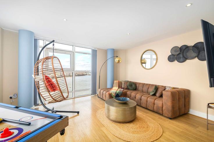 Salle de séjour élégante avec mobilier moderne dans un appartement à Building Crews Street - reddy-properties-limited-1 - 1640202 à London Borough of Tower Hamlets, London