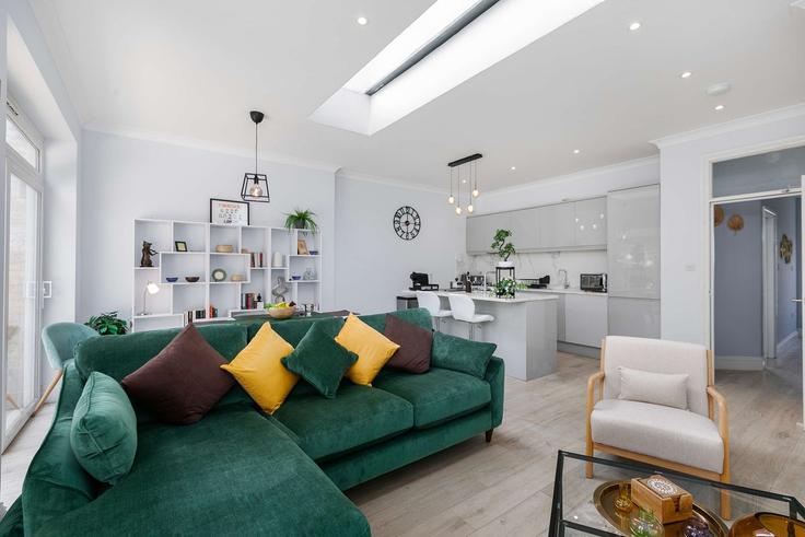 Elegant gestaltetes Wohnzimmer mit moderner Einrichtung in einer Wohnung im Building North End Road - reddy-properties-limited-1 - 1640200 in London Borough of Barnet, London