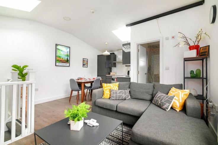 Elegante sala de estar con mobiliario moderno en un apartamento en Building Hackney Road - reddy-properties-limited-1 - 1640210 en London Borough of Hackney, London Elegante sala de estar con mobiliario moderno en un apartamento en Building Hackney Road - reddy-properties-limited-1 - 1640210 en London Borough of Hackney, London