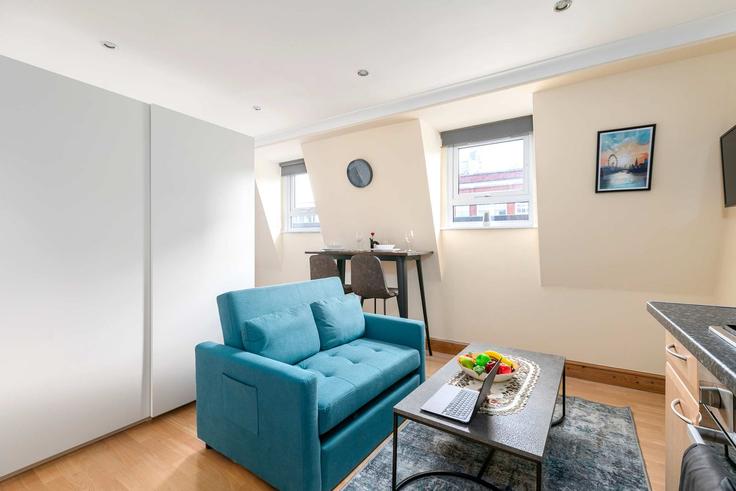 Elegant gestaltetes Wohnzimmer mit moderner Einrichtung in einer Wohnung im Building Old Street - reddy-properties-limited-1 - 1640196 in London Borough of Hackney, London
