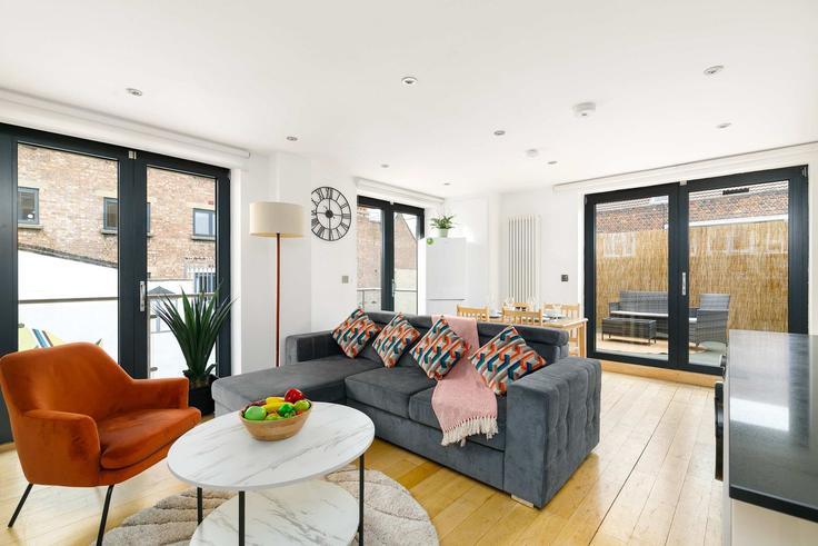 Building Hoxton Street - reddy-properties-limited-1 - 1640193 adresindeki bir dairede modern mobilyalarla zarif bir şekilde tasarlanmış oturma odası London Borough of Hackney, London Building Hoxton Street - reddy-properties-limited-1 - 1640193 adresindeki bir dairede modern mobilyalarla zarif bir şekilde tasarlanmış oturma odası London Borough of Hackney, London