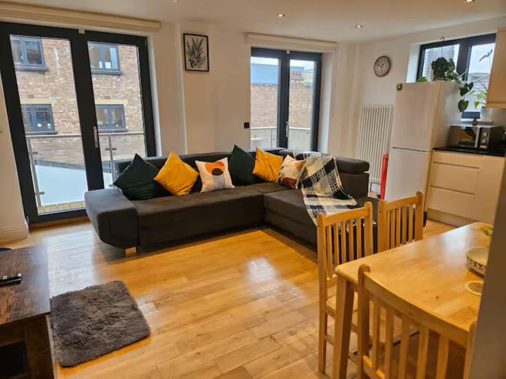 Building Hoxton Street - reddy-properties-limited-1 - 1640190 adresindeki bir dairede modern mobilyalarla zarif bir şekilde tasarlanmış oturma odası London Borough of Hackney, London Building Hoxton Street - reddy-properties-limited-1 - 1640190 adresindeki bir dairede modern mobilyalarla zarif bir şekilde tasarlanmış oturma odası London Borough of Hackney, London