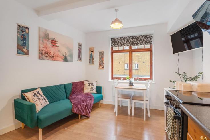 Elegante sala de estar con mobiliario moderno en un apartamento en Building Cheshire Street - reddy-properties-limited - 1380880 en London Borough of Tower Hamlets, London Elegante sala de estar con mobiliario moderno en un apartamento en Building Cheshire Street - reddy-properties-limited - 1380880 en London Borough of Tower Hamlets, London