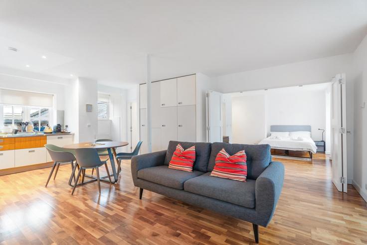 Building Bache's Street - reddy-properties-limited - 1380881 adresindeki bir dairede modern mobilyalarla zarif bir şekilde tasarlanmış oturma odası London Borough of Hackney, London