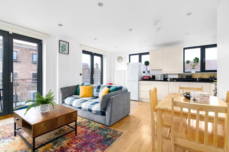 Sala de estar elegantemente projetada com móveis modernos em um apartamento no Building Hoxton Street - reddy-properties-limited - 1380884 em London Borough of Hackney, London Sala de estar elegantemente projetada com móveis modernos em um apartamento no Building Hoxton Street - reddy-properties-limited - 1380884 em London Borough of Hackney, London