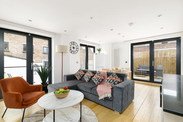 London London Borough of HackneyのBuilding Hoxton Street - reddy-properties-limited - 1380885のアパートメントにある、モダンな家具を備えたエレガントなデザインのリビングルーム