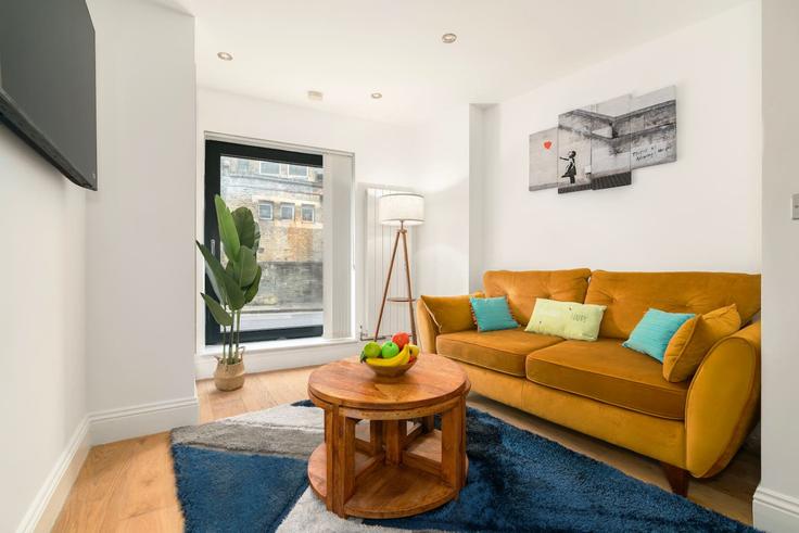 Elegant gestaltetes Wohnzimmer mit moderner Einrichtung in einer Wohnung im Building Granby Street - reddy-properties-limited - 1380887 in London Borough of Tower Hamlets, London Elegant gestaltetes Wohnzimmer mit moderner Einrichtung in einer Wohnung im Building Granby Street - reddy-properties-limited - 1380887 in London Borough of Tower Hamlets, London