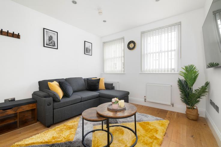 Elegante sala de estar con mobiliario moderno en un apartamento en Building Bethnal Green Road - reddy-properties-limited - 1380888 en London Borough of Tower Hamlets, London Elegante sala de estar con mobiliario moderno en un apartamento en Building Bethnal Green Road - reddy-properties-limited - 1380888 en London Borough of Tower Hamlets, London