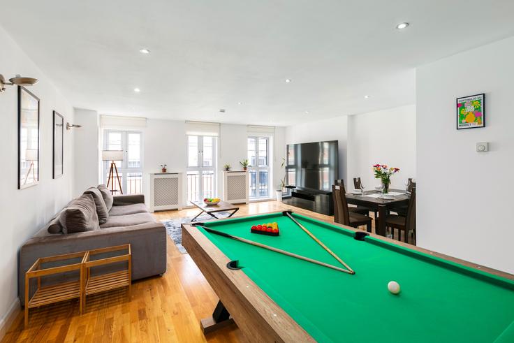 Elegant gestaltetes Wohnzimmer mit moderner Einrichtung in einer Wohnung im Building Pitfield Street - reddy-properties-limited - 1380889 in London Borough of Islington, London Elegant gestaltetes Wohnzimmer mit moderner Einrichtung in einer Wohnung im Building Pitfield Street - reddy-properties-limited - 1380889 in London Borough of Islington, London