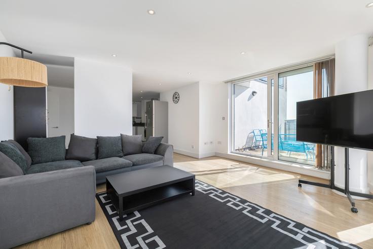 Elegant gestaltetes Wohnzimmer mit moderner Einrichtung in einer Wohnung im Building Crews Street - reddy-properties-limited - 1380892 in London Borough of Tower Hamlets, London
