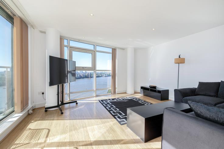 Elegante sala de estar con mobiliario moderno en un apartamento en Building Crews Street - reddy-properties-limited - 1380892 en London Borough of Tower Hamlets, London