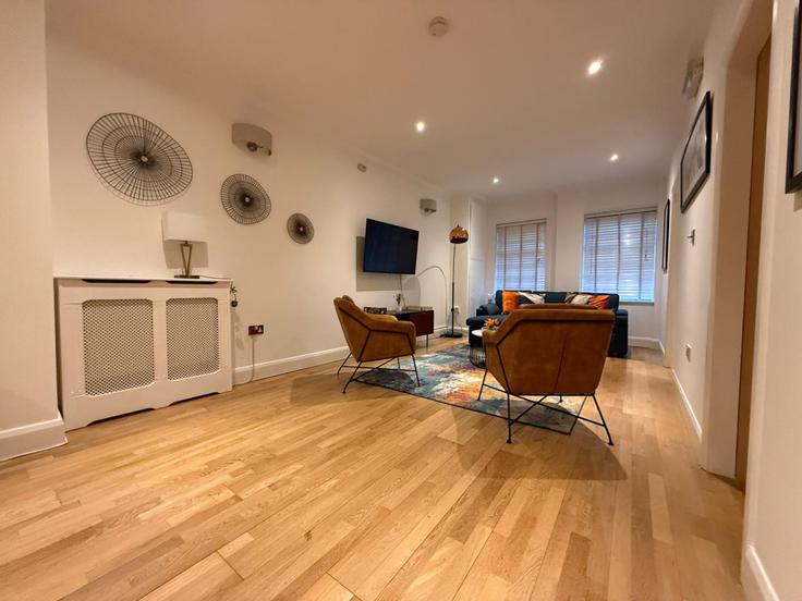Salle de séjour élégante avec mobilier moderne dans un appartement à Building Pitfield Street - reddy-properties-limited - 1380896 à London Borough of Islington, London Salle de séjour élégante avec mobilier moderne dans un appartement à Building Pitfield Street - reddy-properties-limited - 1380896 à London Borough of Islington, London