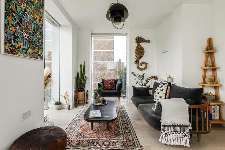 London London Borough of HackneyのBuilding Kingsland Road - reddy-properties-limited - 1380898のアパートメントにある、モダンな家具を備えたエレガントなデザインのリビングルーム London London Borough of HackneyのBuilding Kingsland Road - reddy-properties-limited - 1380898のアパートメントにある、モダンな家具を備えたエレガントなデザインのリビングルーム