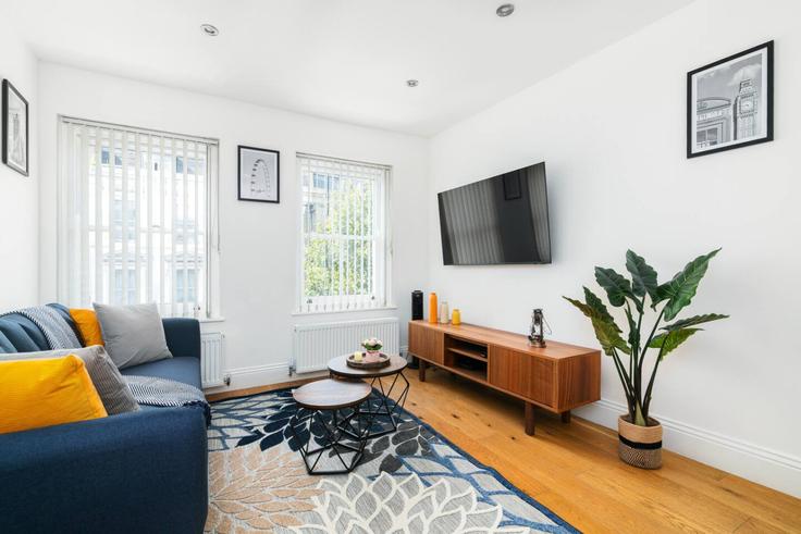 Elegant gestaltetes Wohnzimmer mit moderner Einrichtung in einer Wohnung im Building Bethnal Green Road - reddy-properties-limited - 1380900 in London Borough of Tower Hamlets, London