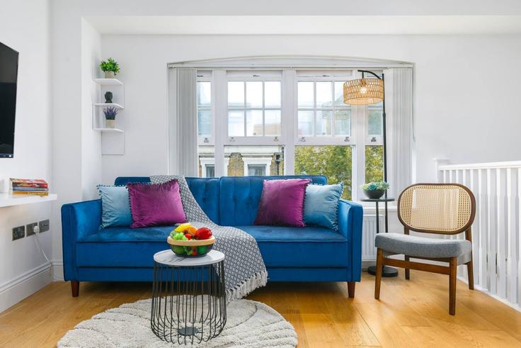 Sala de estar elegantemente projetada com móveis modernos em um apartamento no Building Bethnal Green Road - reddy-properties-limited - 1380904 em London Borough of Tower Hamlets, London Sala de estar elegantemente projetada com móveis modernos em um apartamento no Building Bethnal Green Road - reddy-properties-limited - 1380904 em London Borough of Tower Hamlets, London