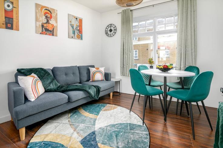 Sala de estar elegantemente projetada com móveis modernos em um apartamento no Building Cheshire Street - reddy-properties-limited - 1380905 em London Borough of Tower Hamlets, London Sala de estar elegantemente projetada com móveis modernos em um apartamento no Building Cheshire Street - reddy-properties-limited - 1380905 em London Borough of Tower Hamlets, London