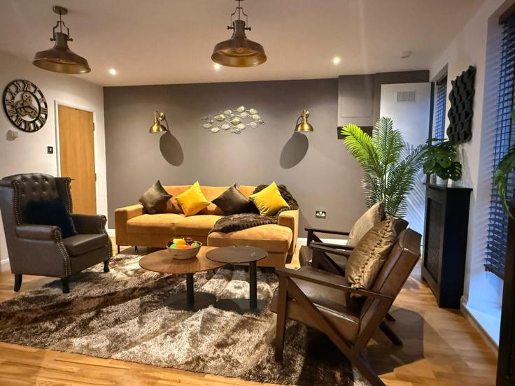 Sala de estar elegantemente projetada com móveis modernos em um apartamento no Building Pitfield Street - reddy-properties-limited - 1380906 em London Borough of Islington, London Sala de estar elegantemente projetada com móveis modernos em um apartamento no Building Pitfield Street - reddy-properties-limited - 1380906 em London Borough of Islington, London