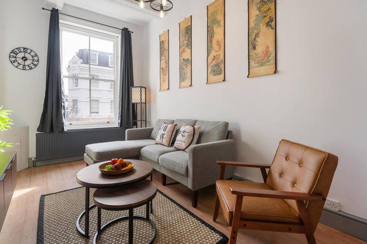 Salle de séjour élégante avec mobilier moderne dans un appartement à Building Bethnal Green Road - reddy-properties-limited - 1466509 à London Borough of Tower Hamlets, London