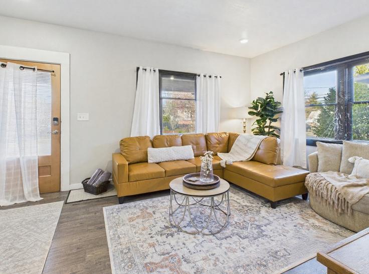 Elegant gestaltetes Wohnzimmer mit moderner Einrichtung in einer Wohnung im Building Southeast 7th Avenue - redtail-ridge-rentals - 1624343 in Albany, Albany Elegant gestaltetes Wohnzimmer mit moderner Einrichtung in einer Wohnung im Building Southeast 7th Avenue - redtail-ridge-rentals - 1624343 in Albany, Albany