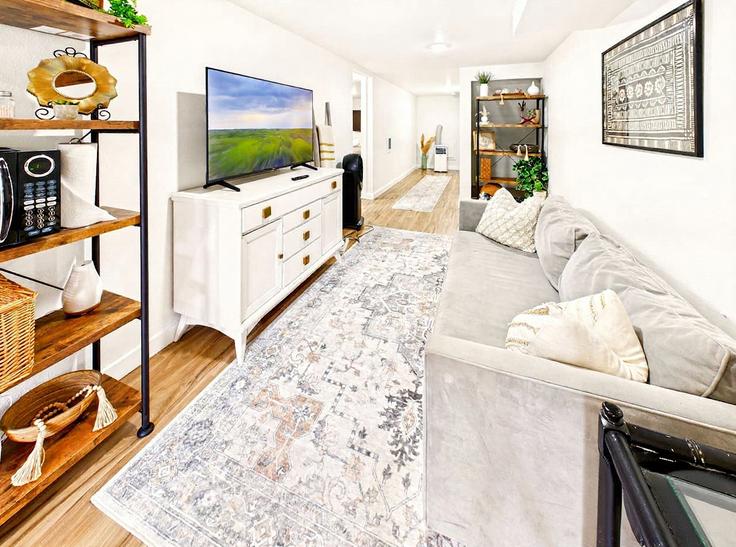 Elegant gestaltetes Wohnzimmer mit moderner Einrichtung in einer Wohnung im Building Southeast 7th Avenue - redtail-ridge-rentals - 1624354 in Albany, Albany Elegant gestaltetes Wohnzimmer mit moderner Einrichtung in einer Wohnung im Building Southeast 7th Avenue - redtail-ridge-rentals - 1624354 in Albany, Albany