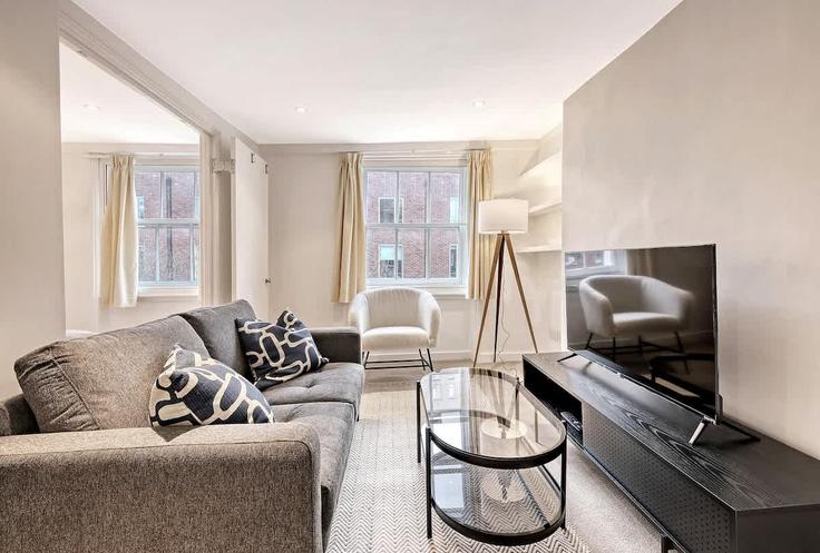 Elegant gestaltetes Wohnzimmer mit moderner Einrichtung in einer Wohnung im Building Sandwich Street - redwood-living - 1467138 in London Borough of Camden, London