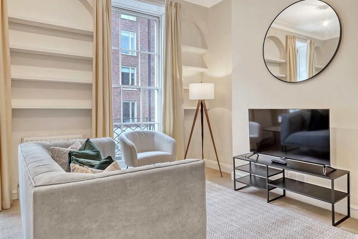 Sala de estar elegantemente projetada com móveis modernos em um apartamento no Building Sandwich Street - redwood-living - 1512350 em London Borough of Camden, London