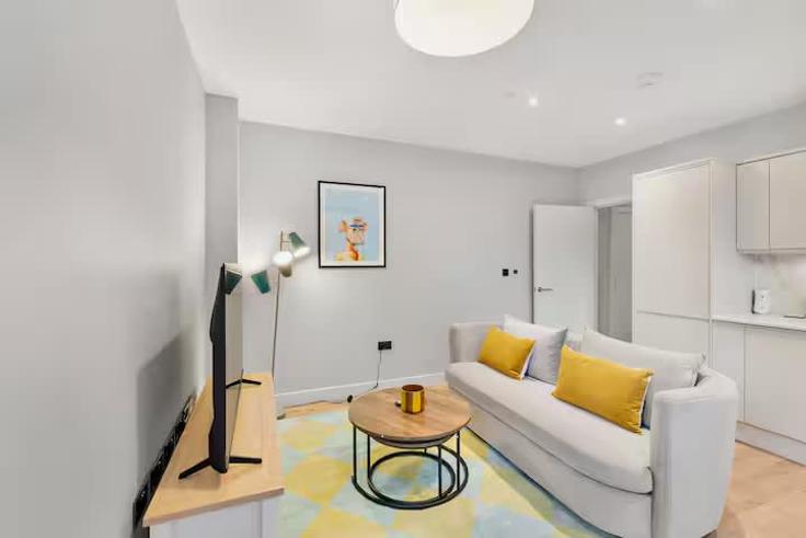 Elegantly designed living room with modern furnishings in an apartment at Building Amity Grove - redwood-living - 1467150 in London Borough of Merton, London