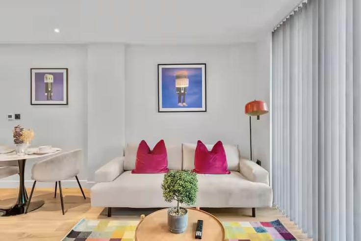Elegantly designed living room with modern furnishings in an apartment at Building Amity Grove - redwood-living - 1467149 in London Borough of Merton, London