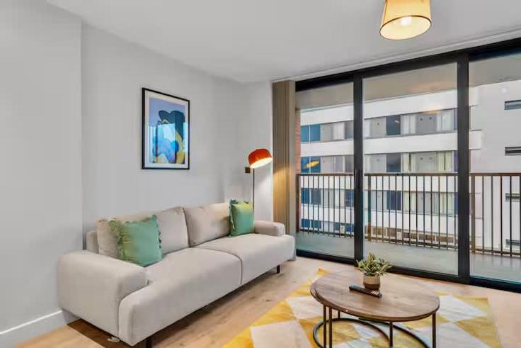 Elegante sala de estar con mobiliario moderno en un apartamento en Building Amity Grove - redwood-living - 1467145 en London Borough of Merton, London Elegante sala de estar con mobiliario moderno en un apartamento en Building Amity Grove - redwood-living - 1467145 en London Borough of Merton, London