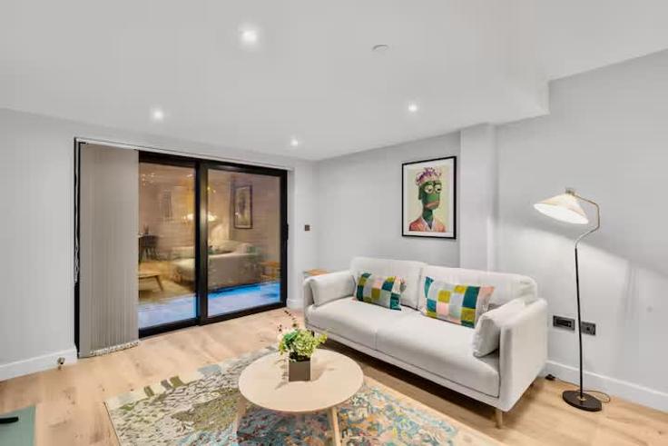 Sala de estar elegantemente projetada com móveis modernos em um apartamento no Building Amity Grove - redwood-living - 1467151 em London Borough of Merton, London