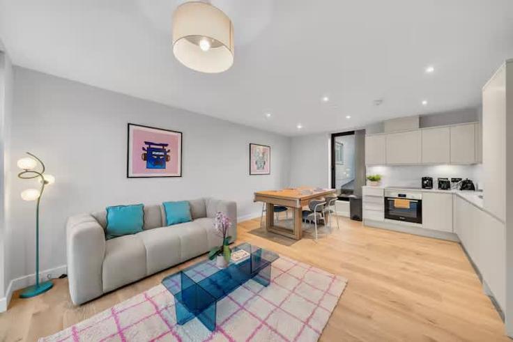 Elegantly designed living room with modern furnishings in an apartment at Building Amity Grove - redwood-living - 1467147 in London Borough of Merton, London