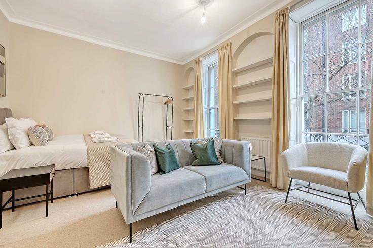 Elegant gestaltetes Wohnzimmer mit moderner Einrichtung in einer Wohnung im Building Sandwich Street - redwood-living - 1467146 in London Borough of Camden, London