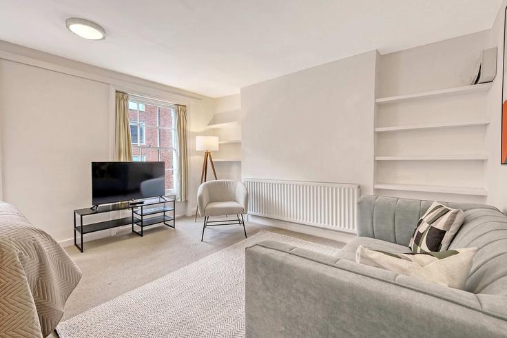 Sala de estar elegantemente projetada com móveis modernos em um apartamento no Building Sandwich Street - redwood-living - 1512348 em London Borough of Camden, London