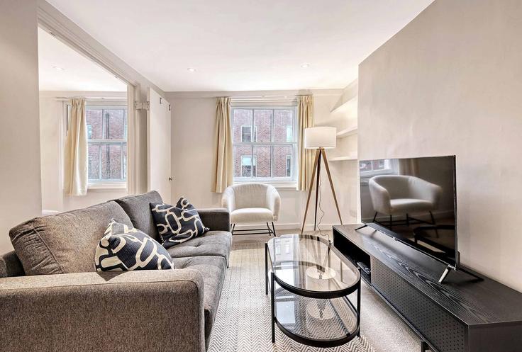 Sala de estar elegantemente projetada com móveis modernos em um apartamento no Building Sandwich Street - redwood-living - 1512354 em London Borough of Camden, London