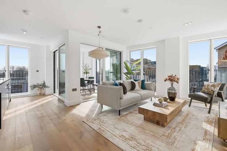 Elegant gestaltetes Wohnzimmer mit moderner Einrichtung in einer Wohnung im Building White Horse Road - redwood-living - 1511940 in London Borough of Tower Hamlets, London