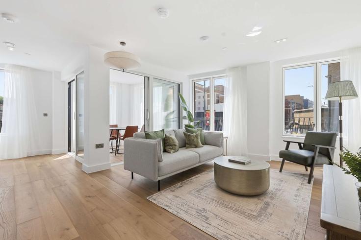 Salle de séjour élégante avec mobilier moderne dans un appartement à Building White Horse Road - redwood-living - 1646073 à London Borough of Tower Hamlets, London