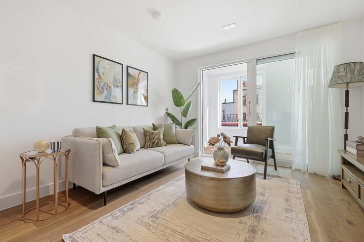 Salle de séjour élégante avec mobilier moderne dans un appartement à Building White Horse Road - redwood-living - 1646066 à London Borough of Tower Hamlets, London