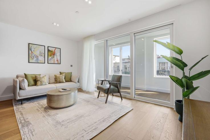 Sala de estar elegantemente projetada com móveis modernos em um apartamento no Building White Horse Road - redwood-living - 1646062 em London Borough of Tower Hamlets, London